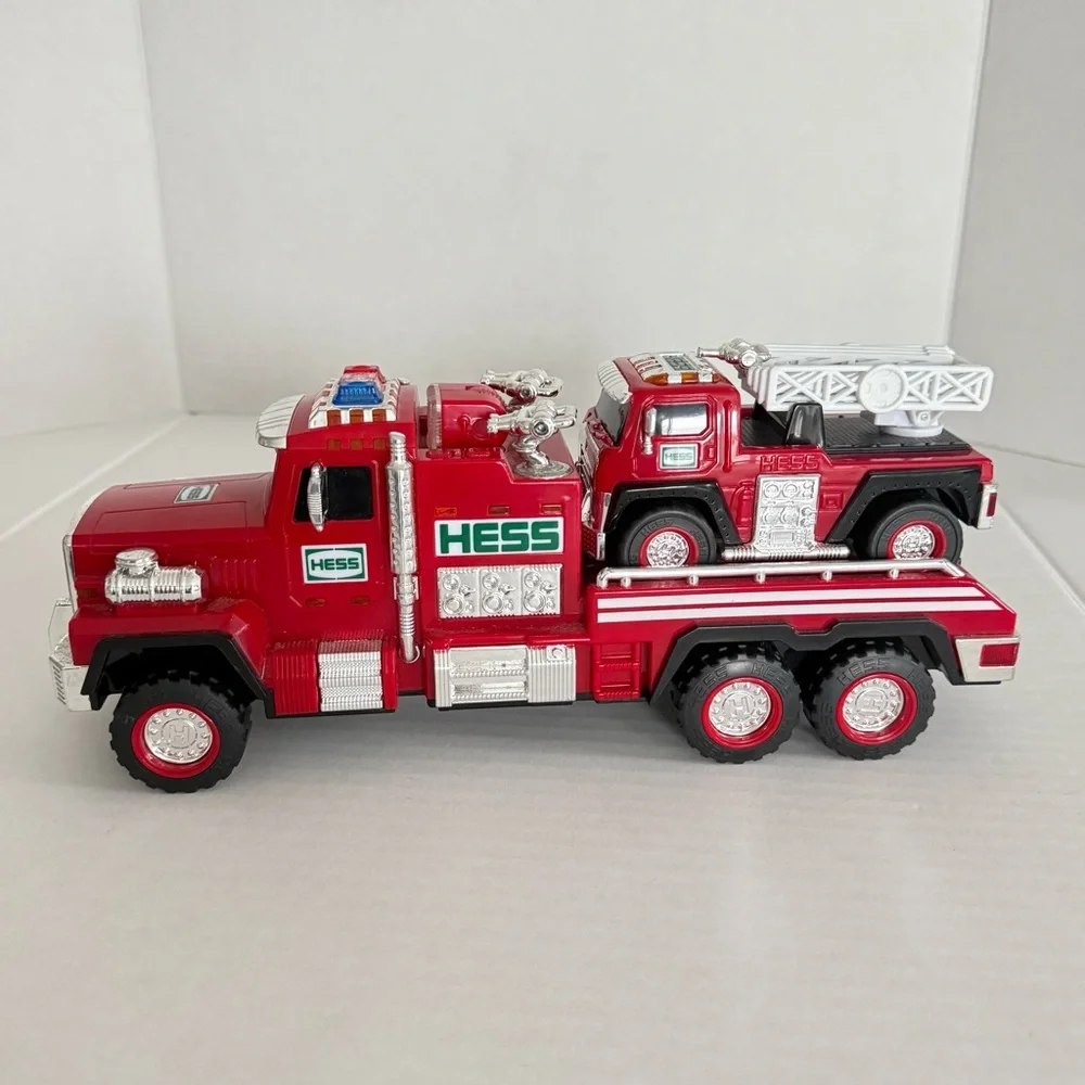 Hess Ambulance and Rescue Truck 2020/Hess Fire Truck and Ladder Rescue Set 2015 - Picture 4 of 17